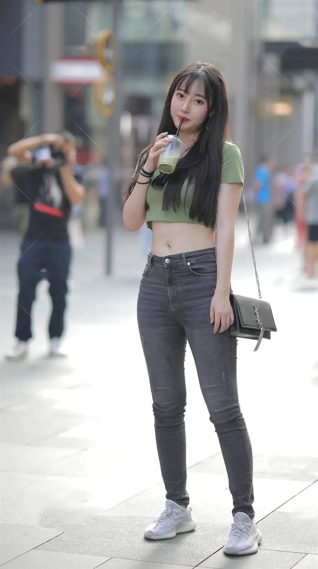 五官精致的小姐姐留着黑直长,穿着绿色的短T恤和牛仔裤,可爱又好看