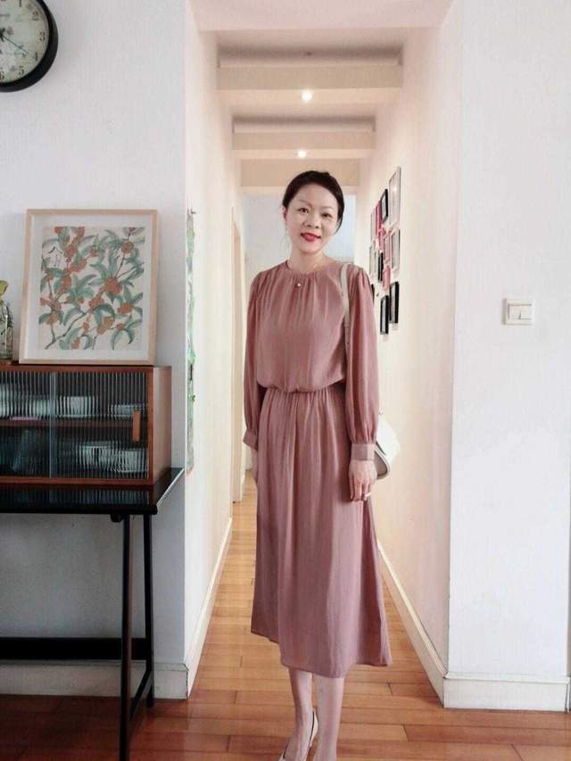 外套|40岁也能穿出高级感,蓝色外套搭配半身裙,最体面的中年女性穿搭