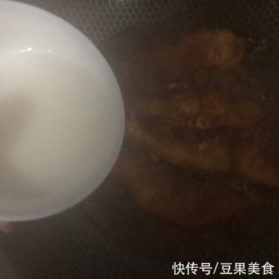 红烧鱼块这样做，不破皮，不腥不柴，肉质鲜嫩