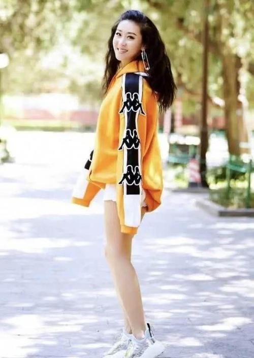 时尚|卫衣搭配短裤秀傲人长腿，好气质爆棚美翻了，时尚气质佳！