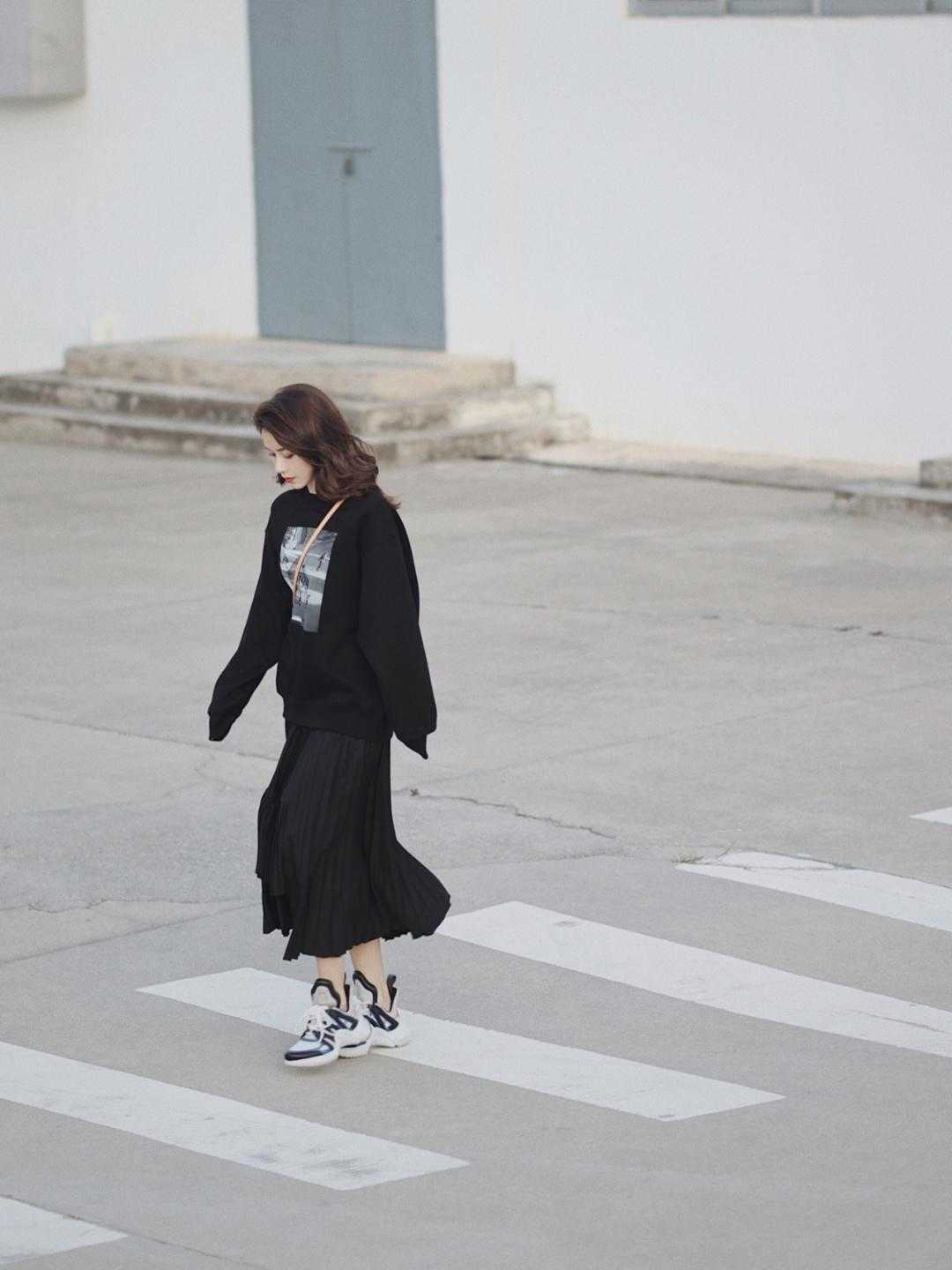 卫衣|黑色半身裙的万能搭配公式全在这,喜欢简约风格的,来这里集合了