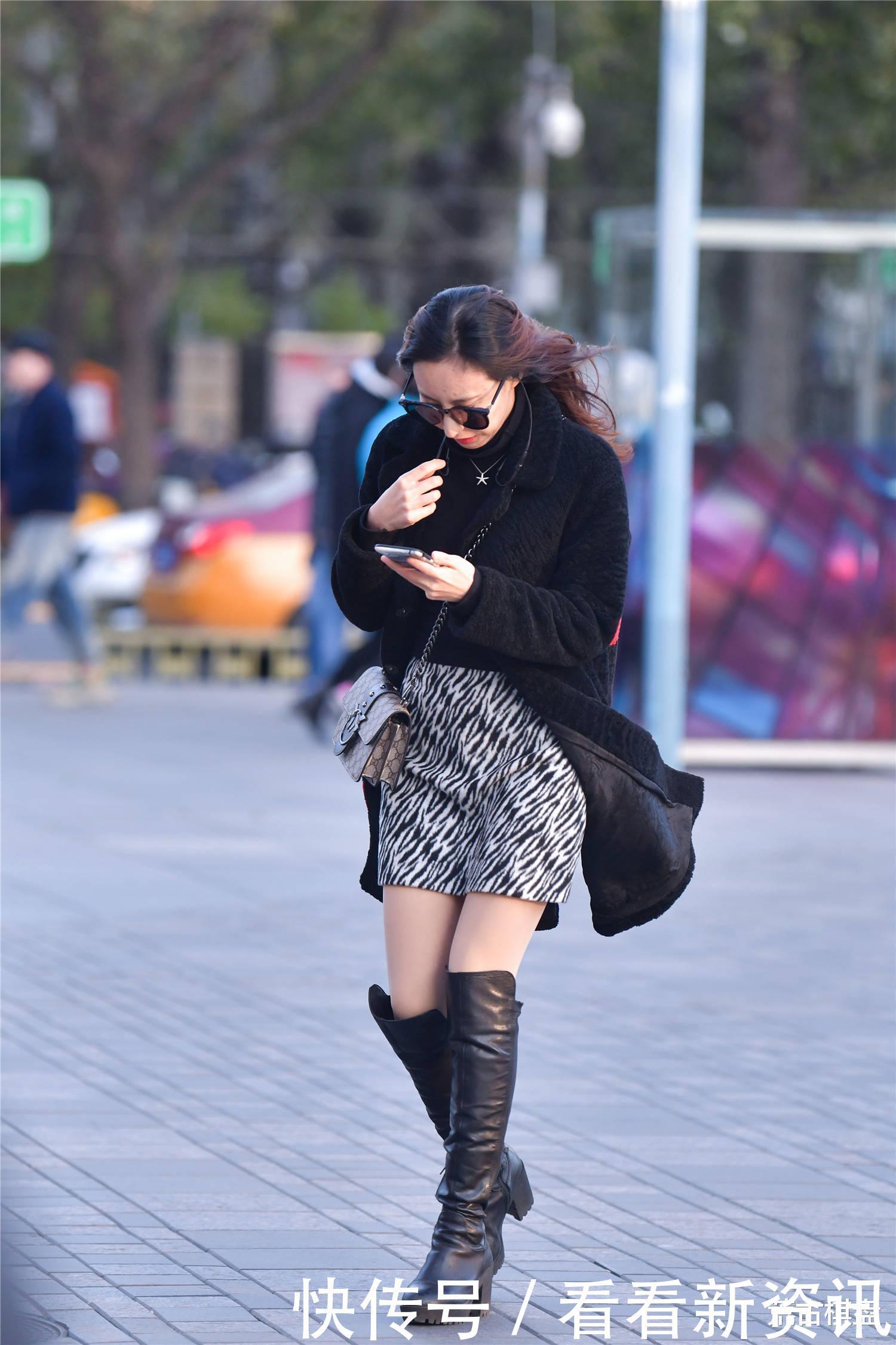 呢子大衣|冬季穿搭要有层次感,斑马纹短裙和呢子大衣,显身材比例还有风度