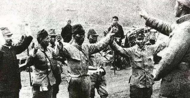 投降|日军宁死不降？看看他们举手投降的照片，这才是真实的鬼子