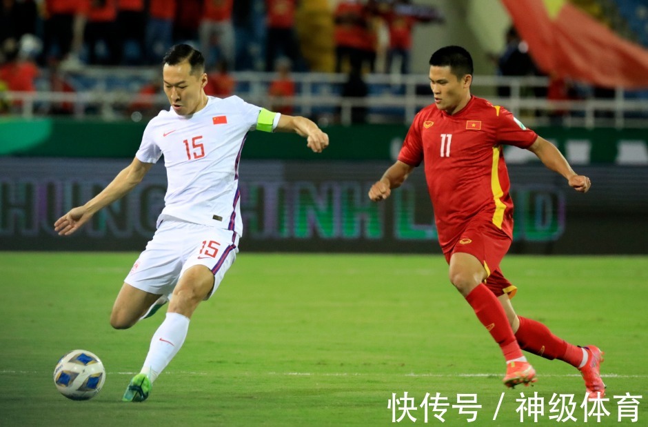 中国男足|李霄鹏该出手了!国足阵容洗牌,80后说再见,新版中轴线浮现