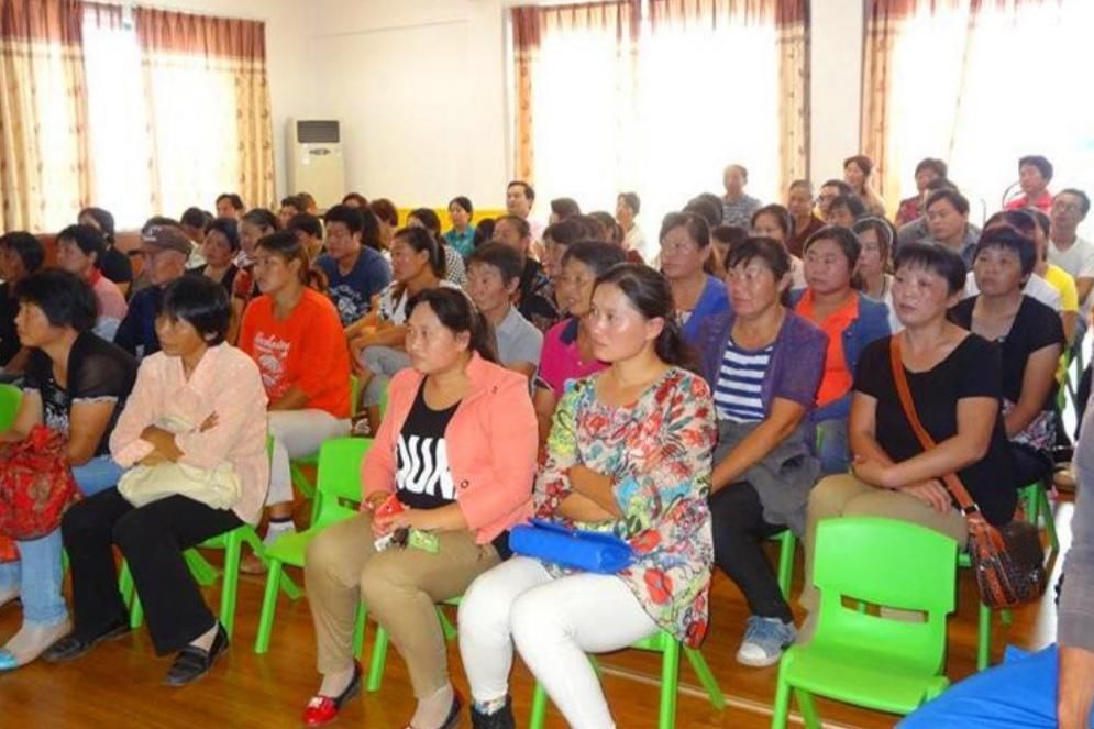 穿衣|90后辣妈给儿子开家长会，却因穿着惹争议，孩子尴尬抬不起头