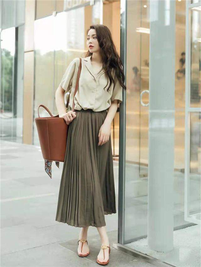 衣服|40+的女人如何提升自己的衣品？首饰搭配，要比衣服款式更重要！