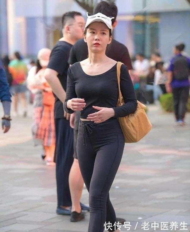 露背 黑色露背长袖搭配深色打底裤,时尚好看,简单舒适有质感!