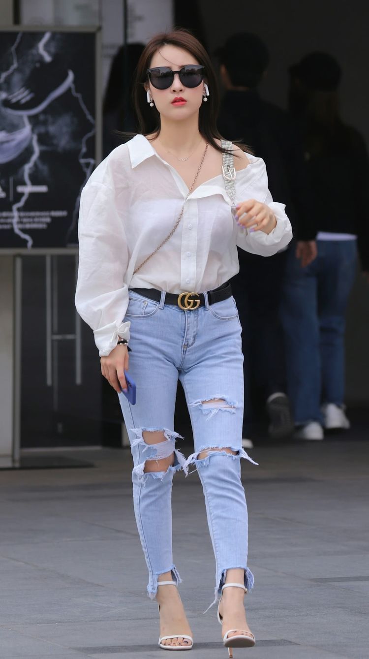 美女|街拍:芳菲妩媚的美女,黑色连衣裙外搭外套,尽显达人气质