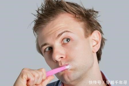 牙膏到底沾不沾水 很多人都弄错了, 难怪满口黄牙还臭!