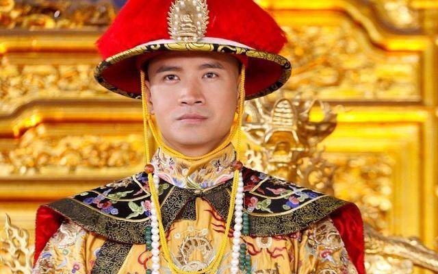 军机大臣|雍正将侍卫提为军机大臣,乾隆上位后又让他自尽,两位帝王真高明