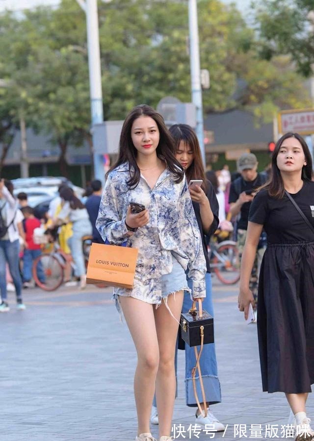 打底裤 穿上真丝打底裤，露腿的穿搭组合很加分，衬托气质！
