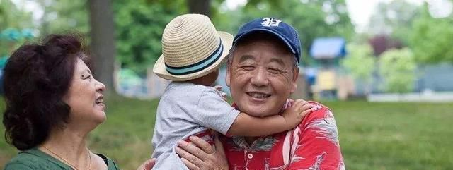 王奶奶|奶奶带着孙子吃自助餐,留下一张桌子就转身去,食堂的处理方式很舒服