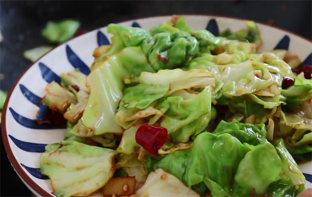 这才是炒包菜的正确做法,清脆爽口好吃有诀窍,看一遍就学会