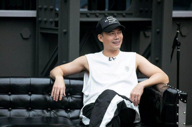 欧阳靖|《哥哥》二公备战花絮释出 陈小春表情严肃背歌词