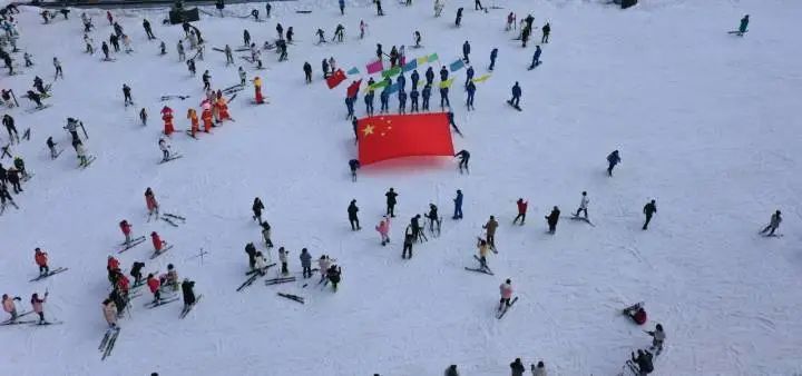 滑雪机|浙江人的滑雪热情有多“疯狂”！滑雪场数量南方第一，商场里的滑雪机忙到满员