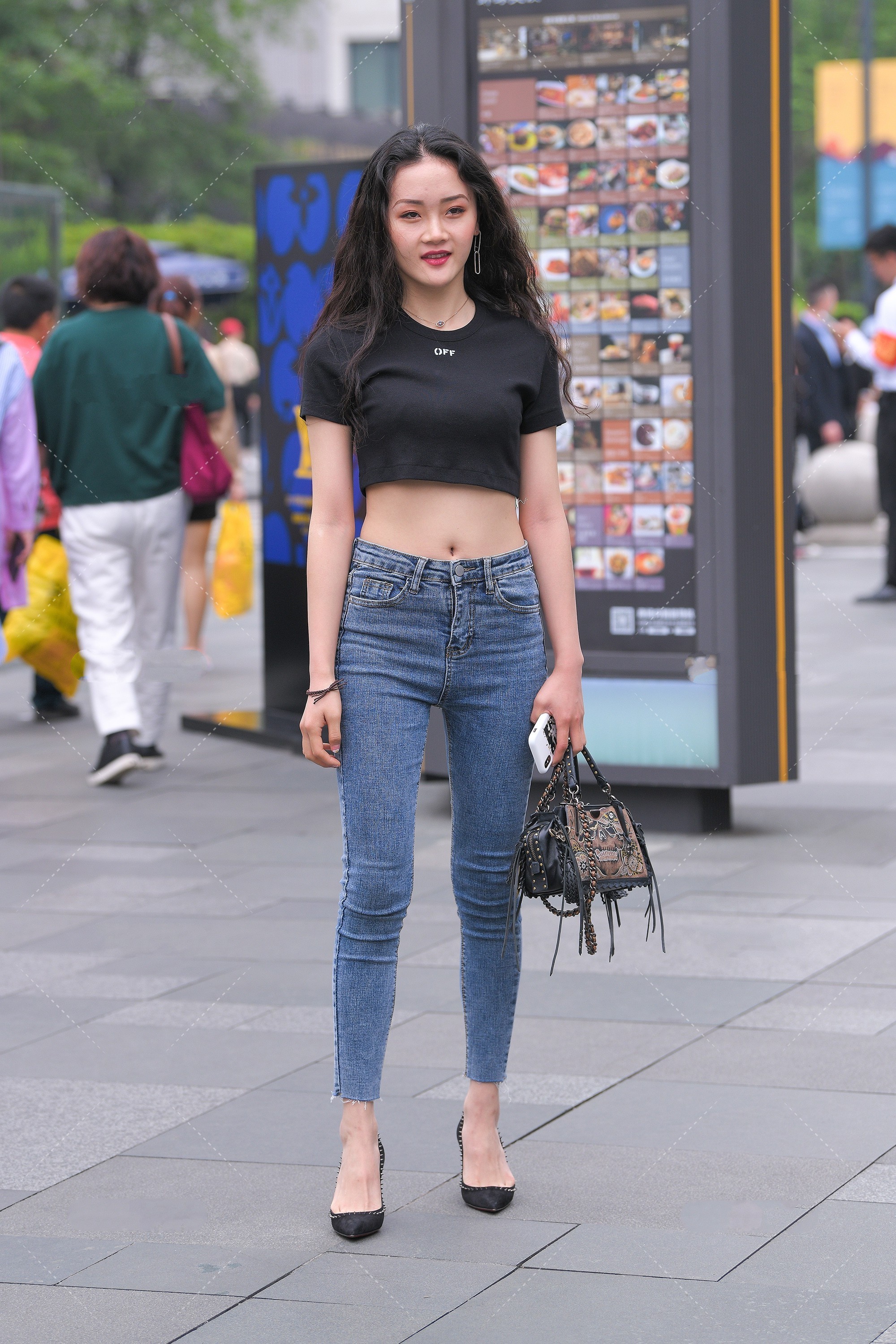 牛仔裤|黑色小款T恤, 搭配深蓝色修身牛仔裤, 炫酷十足