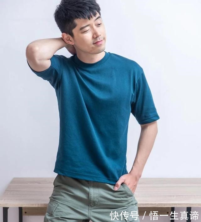 黄景|鲜肉男模撩衣秀身材,6块腹肌清晰分明,看了想摸一把!