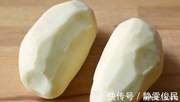一个勺子|土豆不要炒着吃了，2分钟教你最新做法，金黄酥脆，比薯片还好吃