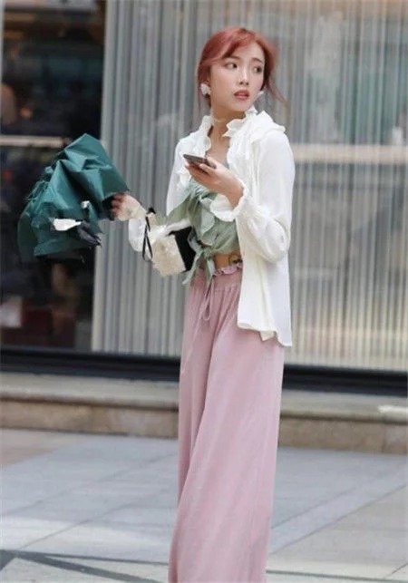 街拍：小姐姐笑容甜美，牛仔短裤外加层白纱，尽显优雅的女神范儿