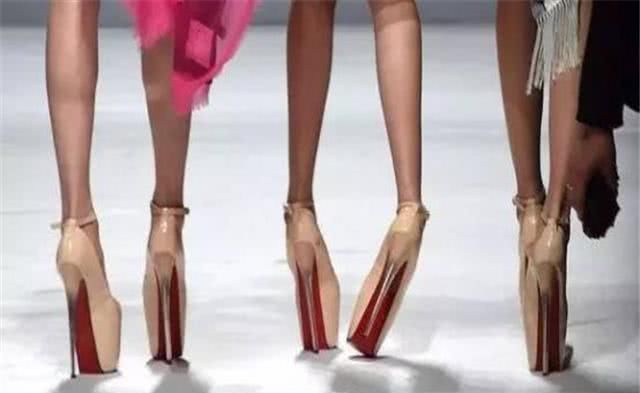 漂亮 人们只见到女性高跟鞋的漂亮,却看不见他们以便高跟鞋有多拼