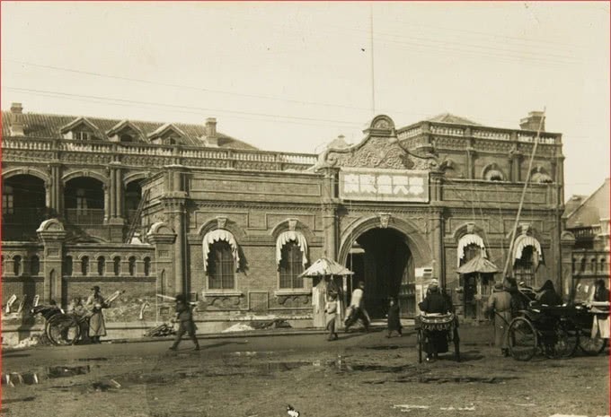 伪满|伪满时期的奉天,盛京老街还有牌楼,市政公署门口有俩伪军站岗