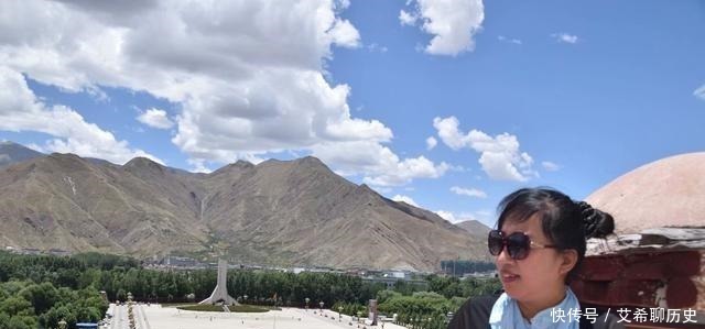 马布里山上著名的宫堡建筑群是藏族古建筑艺术精华