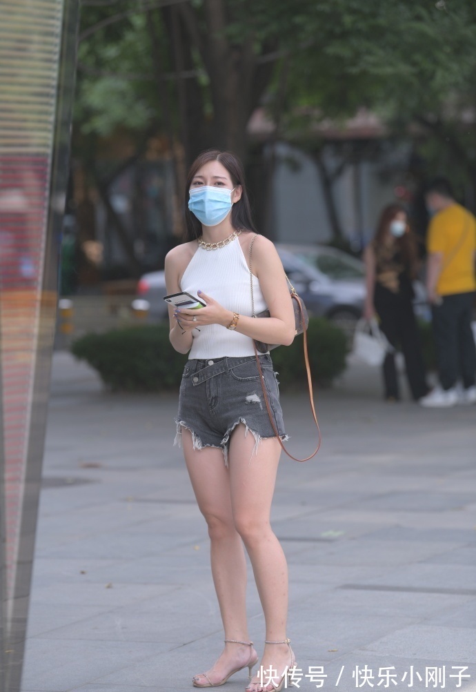 小姐姐|小姐姐挂脖无袖上衣，米白色流苏小清新的风格，展现时尚感
