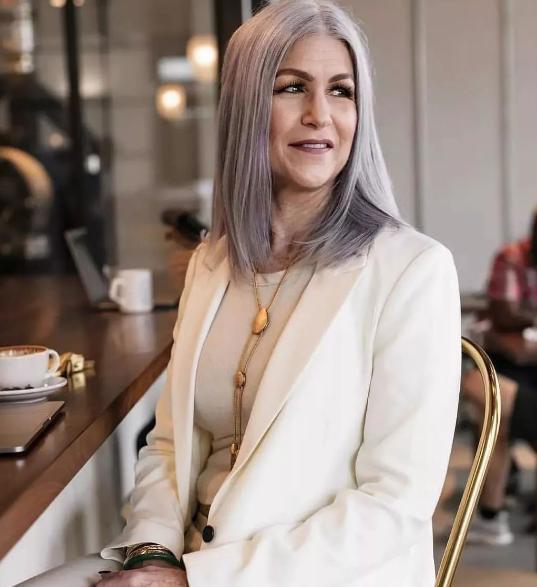 护肤品 “最美岳父”走红,宾客误以为是新郎,新娘无奈:这是我爸爸!