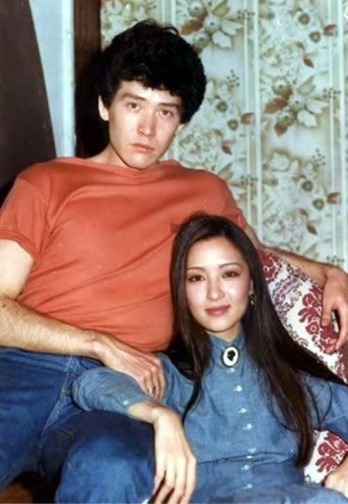 60岁费翔近照一代歌坛巨星如今苍老认不出一生未婚都怨她