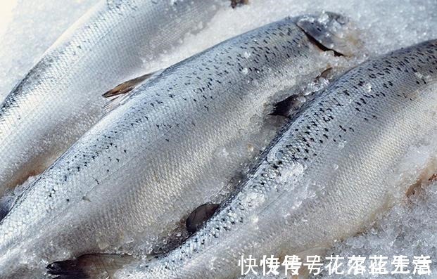 不管解冻什么鱼,千万别用水泡了,只用一招,和刚买的活鱼没两样
