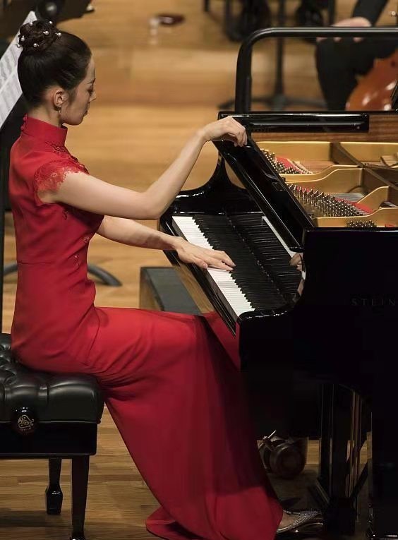 面相|吉娜生娃后变壮实,穿中国红旗袍在婆家捞金,面相和老公越来越像