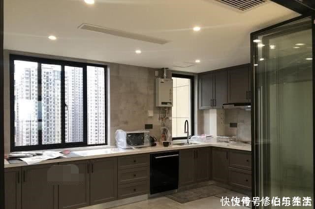 厨房|客厅和厨房之间不流行装推拉门了，他家门洞3米，装这种才叫好看！