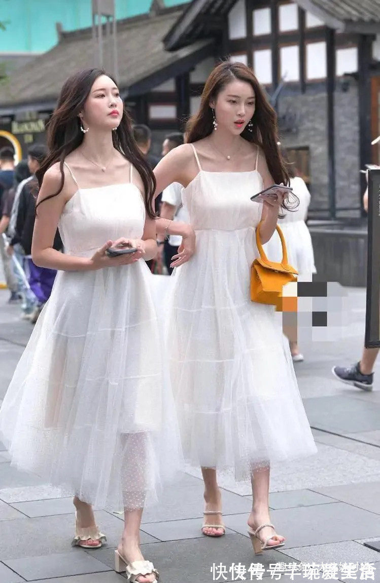 连衣裙|闺蜜装穿出一对姐妹花，白色薄纱连衣裙搭配高跟鞋，回头率极高