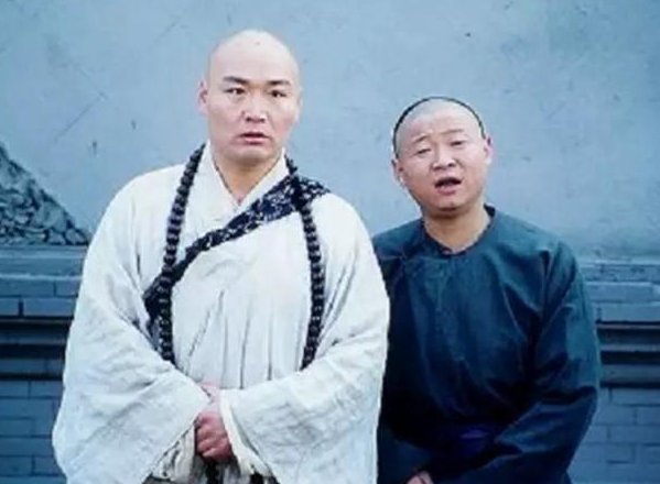 亿万富翁|2位张国立“御用”搭档:三德子养鸡过亿身价,法印销声匿迹20年