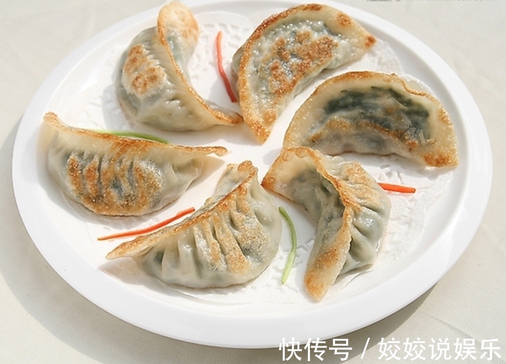 煎水饺时,万万别只会放油,只需多加一点它,饺子又酥又香