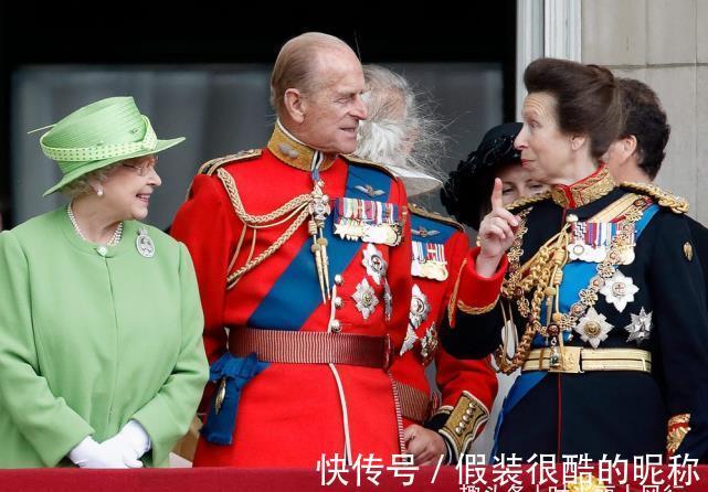 惊心|英国70岁长公主惊艳亮相！短袖款西装好时髦，皮包骨手臂看得惊心