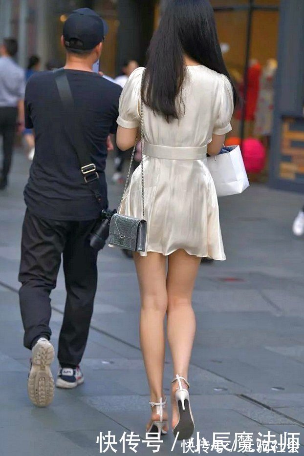 连衣裙 百褶裙摆的连衣裙搭配V领设计,显得越漂亮