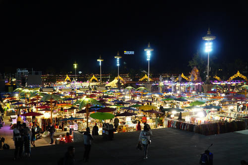 中国值得打卡的夜市，有浓厚的异域特色，很多游客特地打飞的过去