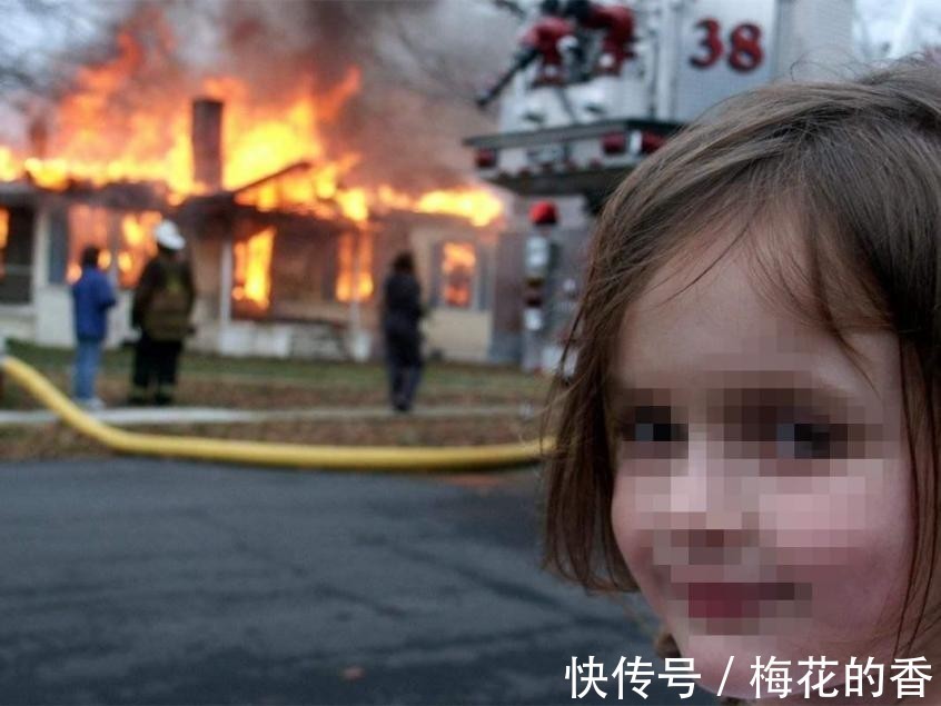 熊孩子|男童踢坏电影屏幕,影院索赔巨款,熊孩子闯祸该谁背锅