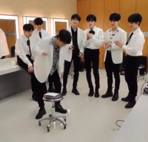 王牌：严浩羽用椅子拍大片，特意垫上卫生纸，下意识动作暴露素质