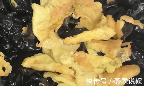 焦黄|特别简单的家常菜，葱花香木耳脆，鸡蛋焦黄又美味，给肉都不换