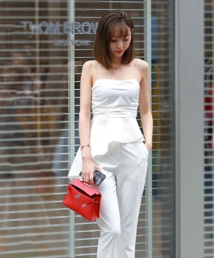 时尚大气的小姐姐,牛仔工装裤的穿搭,性感十足