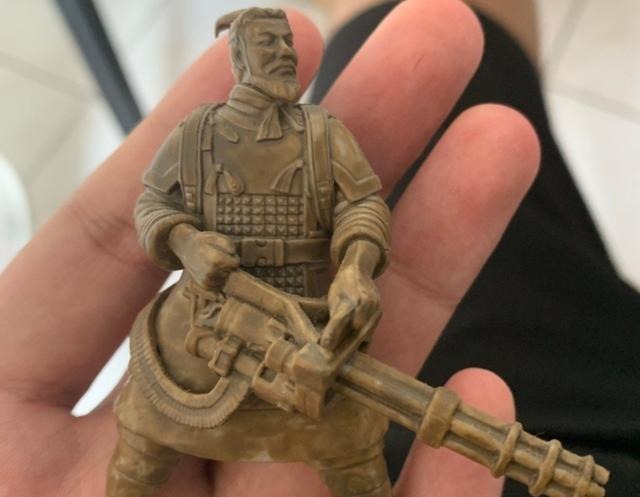 兵马俑|古玩市场那些能把人笑傻的奇葩古董,手持加特林的兵马俑见过吗