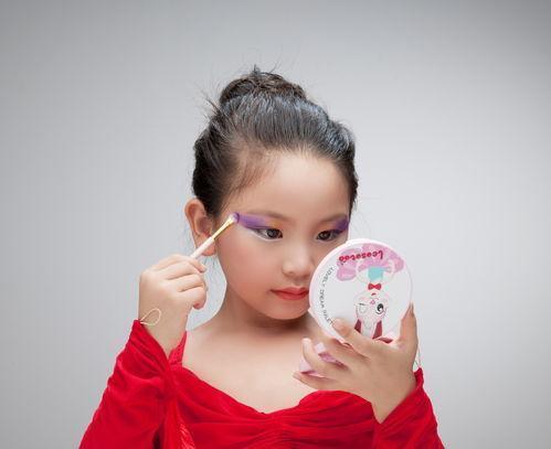 网红梦|小学生化妆火了,模仿妈妈上眼影,看到“成品”后被惊艳到