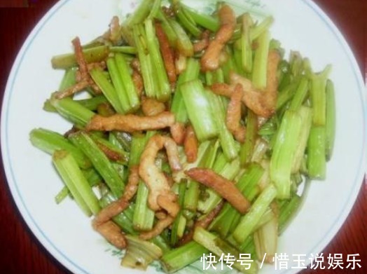 炒芹菜万万不可直接下锅，多加一步，芹菜鲜而入味，怎么炒都好吃