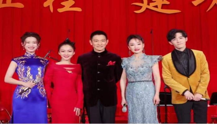 除了刘德华和易烊千玺,还有谁参加央视茶话会并登上《新闻联播》