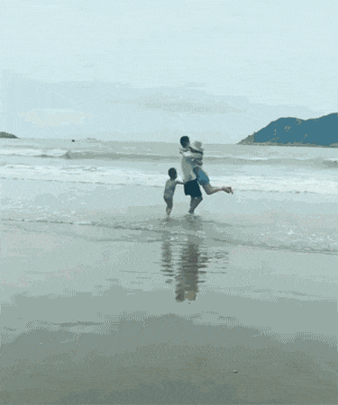 |搞笑GIF动图:阿姨,你是太开心了,假牙都掉了?