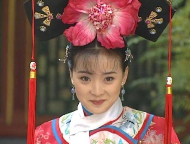 大拉翅@清宫女子往头上戴如此重的旗头,她们不累吗