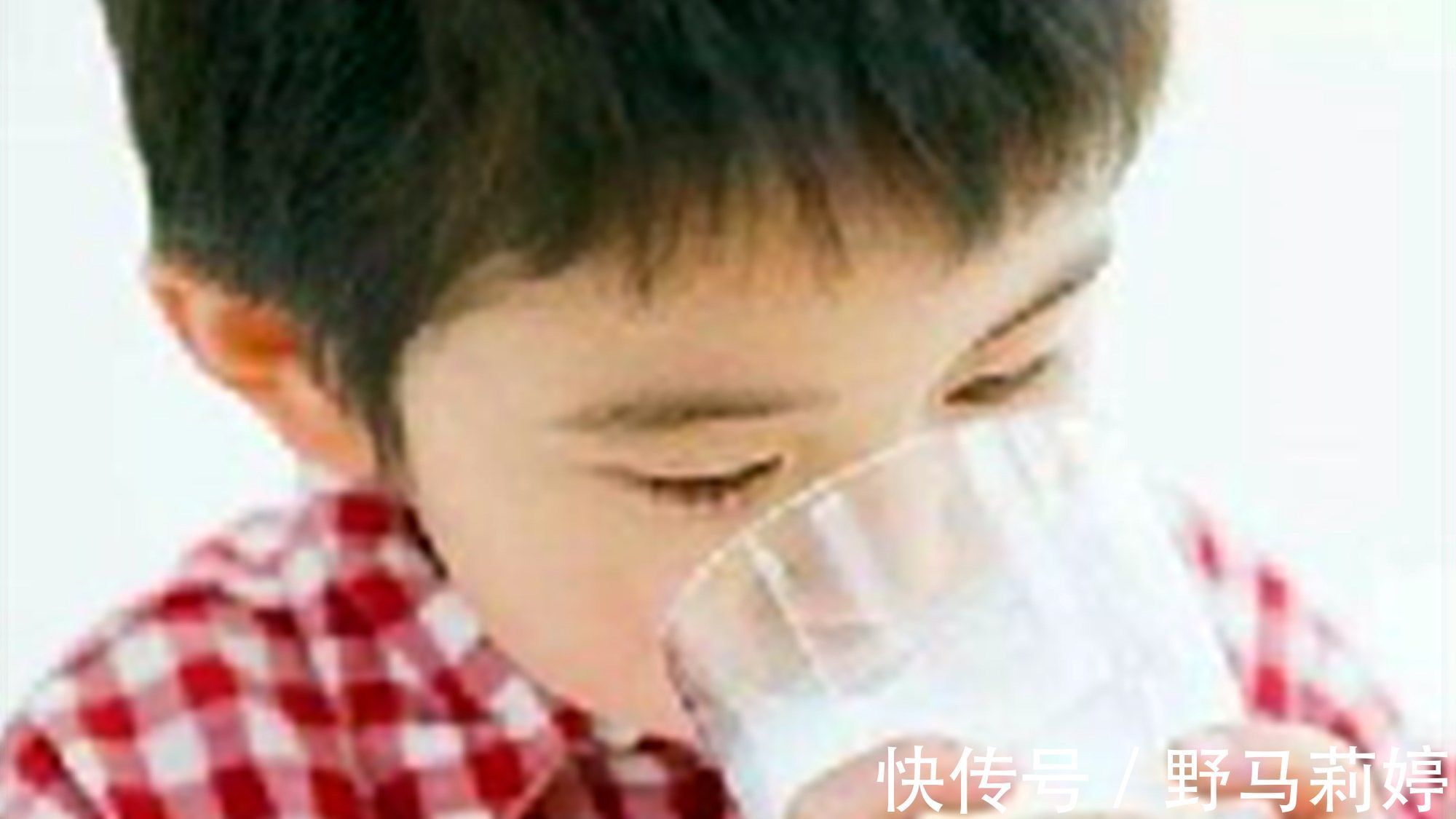 精神状态|老大奶奶带天天喝牛奶，老二姥姥带从不喝牛奶，不到5年差距明显