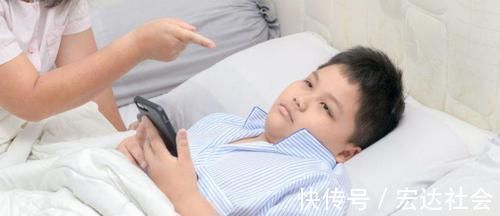 自卑|长大后自卑的孩子,小时候常听父母说这3句话,父母再生气也别说